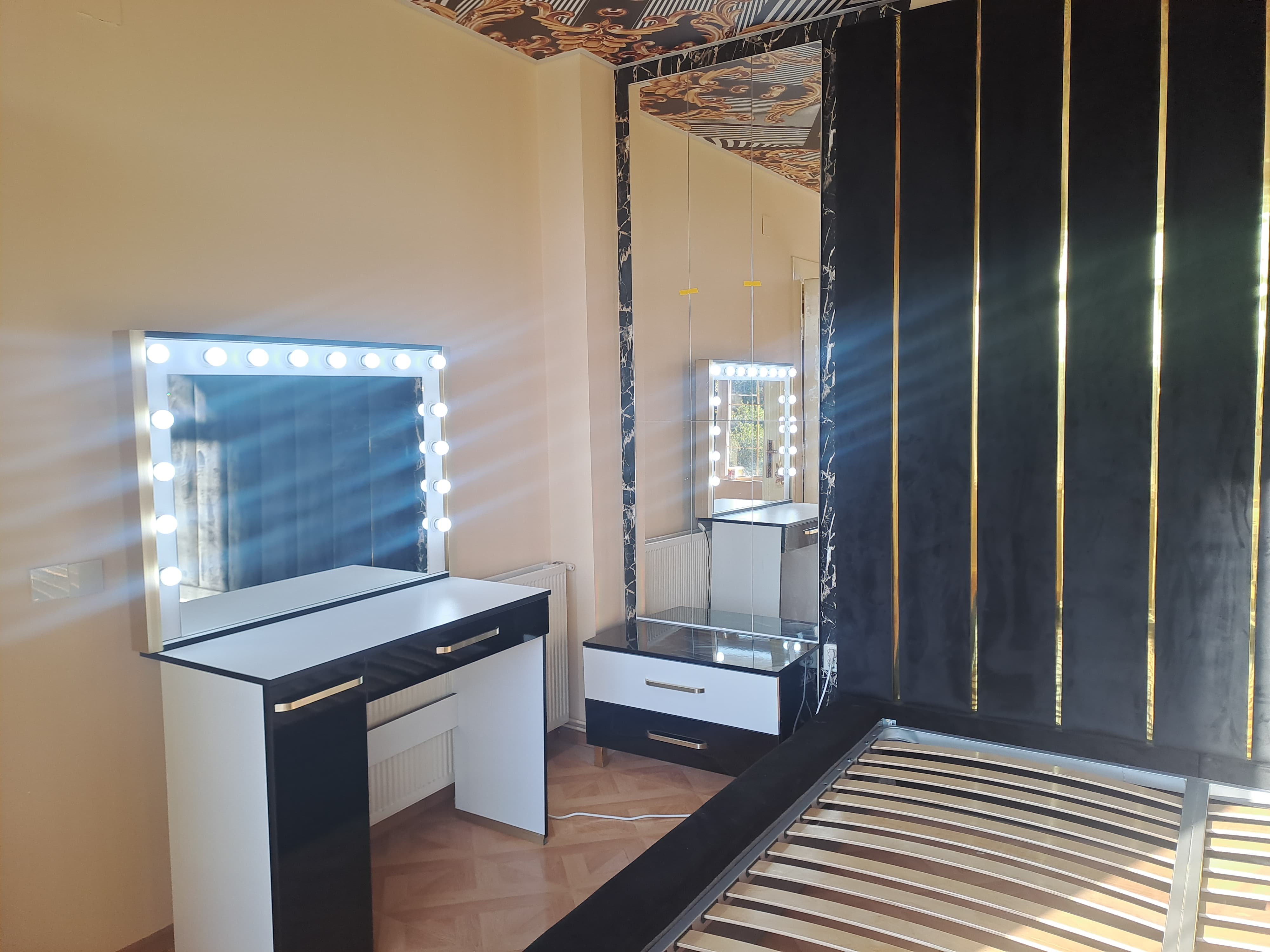 Pat Tapițat, Noptieră, Masă de machiaj